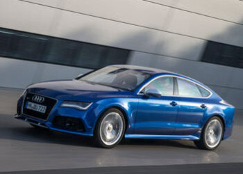 Supercar travestita da berlina-coupé