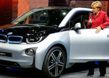 La Merkel al salone di Francoforte rilancia la sfida delle auto elettriche