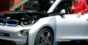 La Merkel al salone di Francoforte rilancia la sfida delle auto elettriche