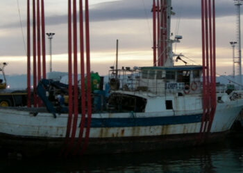 Corigliano, peschereccio recuperato dal fondo del mare