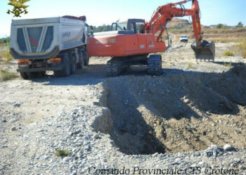 Rubano materiale inerte nel fiume Neto, arrestati due operai