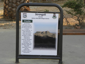 Pannelli espositivi in Piazza Padre Pio a Strongoli (1)