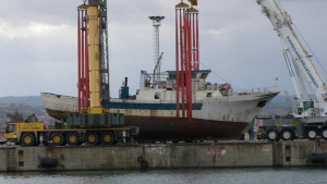 Peschereccio Corigliano, concluse operazioni di alaggio a secco (2)