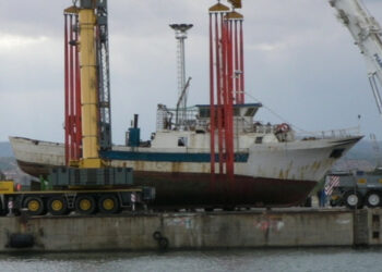 Peschereccio Corigliano, concluse operazioni di alaggio a secco