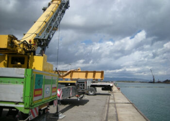 Peschereccio affondato a Corigliano, mezzi di recupero arrivano al porto