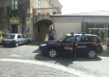 Picchia le figlie, arrestato operaio di Scandale