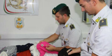 Sequestrati 500 capi di abbigliamento contraffatti a Cosenza