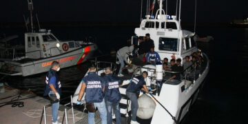 Soccorsi 32 migranti a largo di Capo Rizzuto