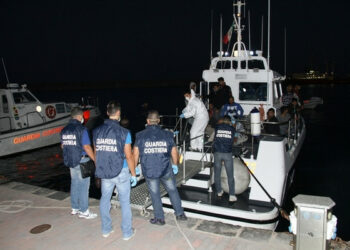 Soccorsi 32 migranti a largo di Capo Rizzuto