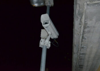 Incendiano auto a Crotone, due uomini incastrati dalle telecamere