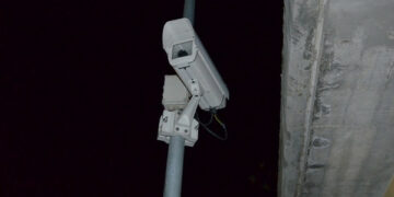 Incendiano auto a Crotone, due uomini incastrati dalle telecamere