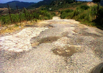 Dissestata, tappezzata di buche e’ la strada che porta a Perticaro