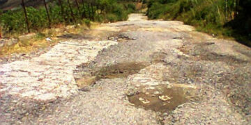 Dissestata, tappezzata di buche e’ la strada che porta a Perticaro