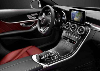 Ecco gli interni della nuova Mercedes Classe C che debutterà al Salone di Detroit.