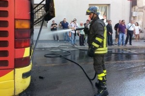 Autobus-di-linea-urbana-in-fiamme