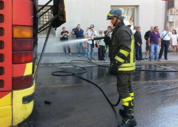 Autobus di linea Romano in fiamme a Mandatoriccio