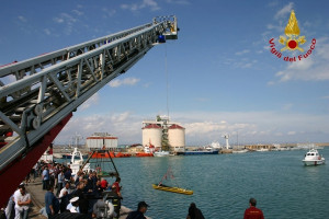 Cade in mare con la bicicletta, tragedia nel Porto di Crotone (5)