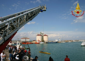 Cade in mare con la bicicletta, tragedia nel Porto di Crotone