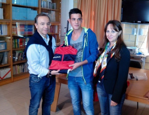 Capocasale consegna kit all'Istituto Pertini