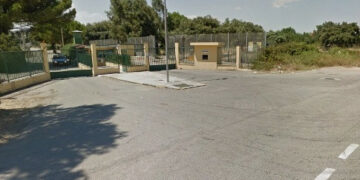 Immigranti bloccano SS106, protesta al centro accoglienza Sant’Anna