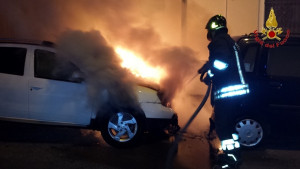 Incendiate due auto nella notte a Crotone (1)