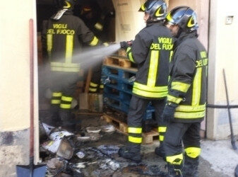 Incendio in un magazzino a Crotone