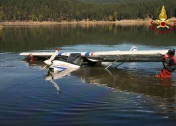 Recuperato aereo biposto caduto nel Lago Ampollino