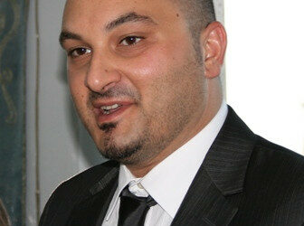 Gli incendiano l’auto, si dimette il Sindaco di Benestare