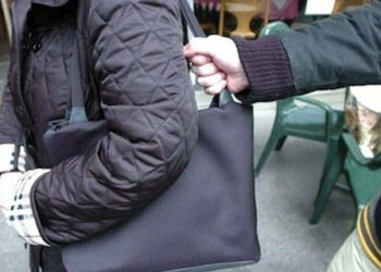 Ruba borsa a professoressa in pensione, inseguito dai finanzieri