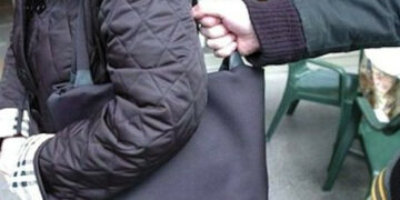 Ruba borsa a professoressa in pensione, inseguito dai finanzieri