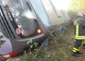 Bus diretto a Cutro si ribalta sull’autostrada, 5 feriti lievi