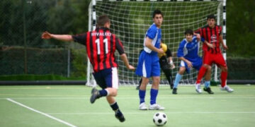 Evade dai domiciliari per giocare a calcetto, 20enne arrestato a Isola
