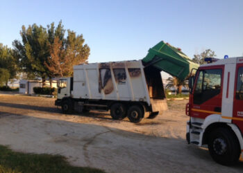 Cenere calda nell’immondizia, camion Ecoross in fiamme