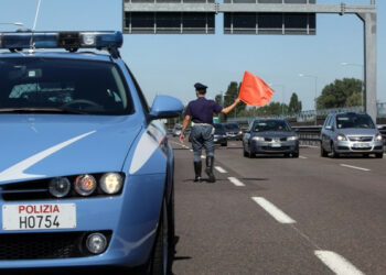 Bus diretto a Cutro si ribalta sull’autostrada, 5 feriti lievi