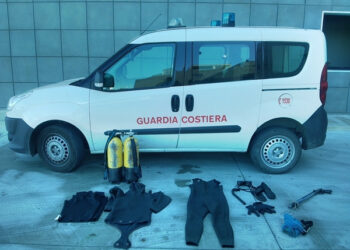 Pesca subacquea con bombole, multe e sequestri a Crotone