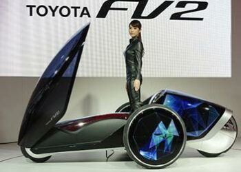 Toyota FV2, l’auto che si guida in piedi