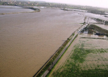 Esondazione fiume Neto, chiuso il ponte sulla SS106