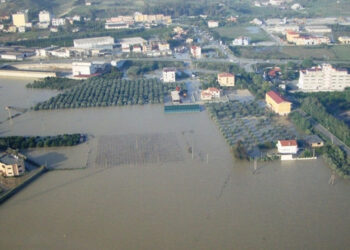 Esondazione fiume Neto, chiuso il ponte sulla SS106
