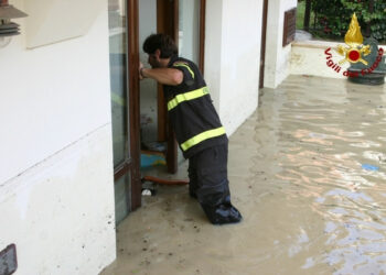 Alluvione nel catanzarese, vetture coperte dall’acqua