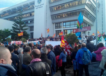 Lsu-Lpu manifestano davanti Palazzo Campanella