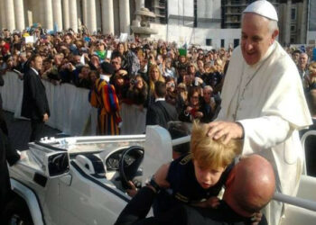 Papa Francesco abbraccia bimbo di Corigliano