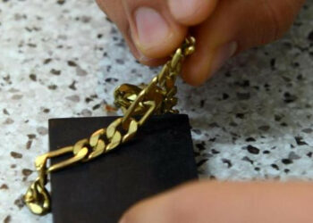 Ruba collana e la rivende al ‘compro oro’, arrestato 18enne