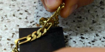 Ruba collana e la rivende al ‘compro oro’, arrestato 18enne