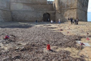 scarpe rosse sull'isolotto di Le Castella