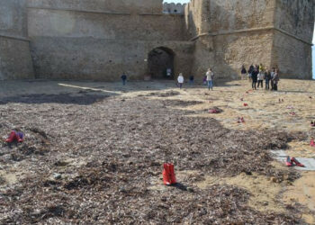 Femminicidio, scarpe rosse sull’isolotto di Le Castella