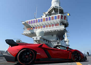 Veneno Roadster, la Lamborghini da 3 milioni sulla portaerei