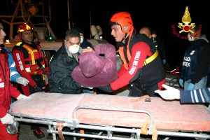 Barcone immigrati, le foto dell'arrivo nel porto di Crotone (1)