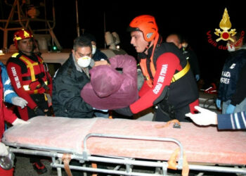 Barcone immigrati, le foto dell’arrivo nel porto di Crotone