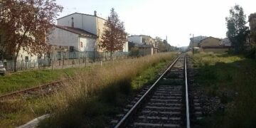 Anche a Natale lo “spettacolo” delle erbacce sui binari