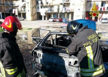 Esplode auto a Crotone, due feriti